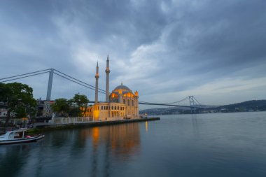 İstanbul. İstanbul 'da güneş doğarken Ortakoy Camii ile Boğaz Köprüsü' nün görüntüsü.