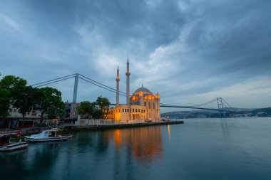 İstanbul. İstanbul 'da güneş doğarken Ortakoy Camii ile Boğaz Köprüsü' nün görüntüsü.
