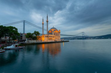 İstanbul. İstanbul 'da güneş doğarken Ortakoy Camii ile Boğaz Köprüsü' nün görüntüsü.
