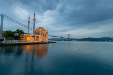 İstanbul. İstanbul 'da güneş doğarken Ortakoy Camii ile Boğaz Köprüsü' nün görüntüsü.