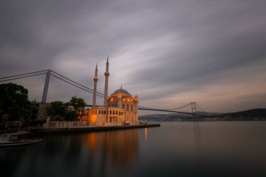 İstanbul. İstanbul 'da güneş doğarken Ortakoy Camii ile Boğaz Köprüsü' nün görüntüsü.