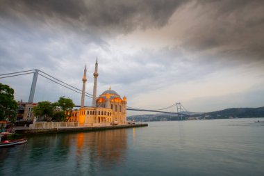 İstanbul. İstanbul 'da güneş doğarken Ortakoy Camii ile Boğaz Köprüsü' nün görüntüsü.