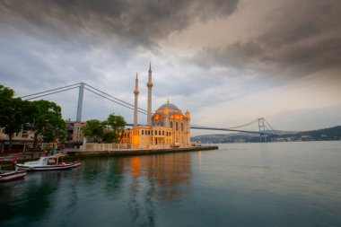 İstanbul. İstanbul 'da güneş doğarken Ortakoy Camii ile Boğaz Köprüsü' nün görüntüsü.
