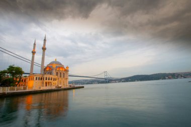 İstanbul. İstanbul 'da güneş doğarken Ortakoy Camii ile Boğaz Köprüsü' nün görüntüsü.