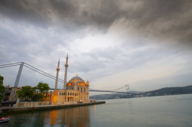 İstanbul. İstanbul 'da güneş doğarken Ortakoy Camii ile Boğaz Köprüsü' nün görüntüsü.