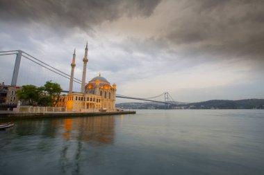 İstanbul. İstanbul 'da güneş doğarken Ortakoy Camii ile Boğaz Köprüsü' nün görüntüsü.