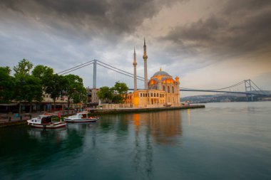 İstanbul. İstanbul 'da güneş doğarken Ortakoy Camii ile Boğaz Köprüsü' nün görüntüsü.