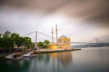 İstanbul. İstanbul 'da güneş doğarken Ortakoy Camii ile Boğaz Köprüsü' nün görüntüsü.
