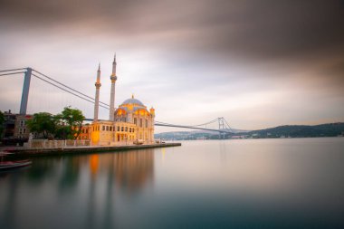 İstanbul. İstanbul 'da güneş doğarken Ortakoy Camii ile Boğaz Köprüsü' nün görüntüsü.