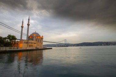 İstanbul. İstanbul 'da güneş doğarken Ortakoy Camii ile Boğaz Köprüsü' nün görüntüsü.