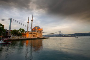 İstanbul. İstanbul 'da güneş doğarken Ortakoy Camii ile Boğaz Köprüsü' nün görüntüsü.