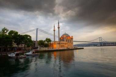 İstanbul. İstanbul 'da güneş doğarken Ortakoy Camii ile Boğaz Köprüsü' nün görüntüsü.