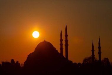 Günbatımı İstanbul, Türkiye 'de Süleyman Camii (Osmanlı İmparatorluğu Camii) ile birlikte. İstanbul 'daki Galata Köprüsü' nden görüntü.