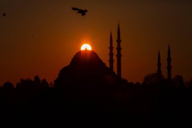 Günbatımı İstanbul, Türkiye 'de Süleyman Camii (Osmanlı İmparatorluğu Camii) ile birlikte. İstanbul 'daki Galata Köprüsü' nden görüntü.