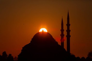 Günbatımı İstanbul, Türkiye 'de Süleyman Camii (Osmanlı İmparatorluğu Camii) ile birlikte. İstanbul 'daki Galata Köprüsü' nden görüntü.