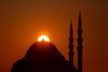 Günbatımı İstanbul, Türkiye 'de Süleyman Camii (Osmanlı İmparatorluğu Camii) ile birlikte. İstanbul 'daki Galata Köprüsü' nden görüntü.