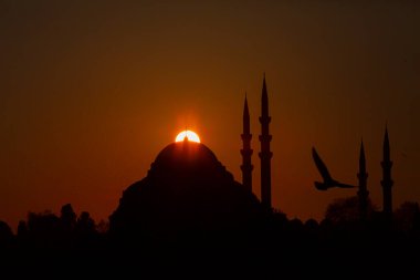 Günbatımı İstanbul, Türkiye 'de Süleyman Camii (Osmanlı İmparatorluğu Camii) ile birlikte. İstanbul 'daki Galata Köprüsü' nden görüntü.