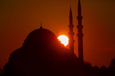 Günbatımı İstanbul, Türkiye 'de Süleyman Camii (Osmanlı İmparatorluğu Camii) ile birlikte. İstanbul 'daki Galata Köprüsü' nden görüntü.