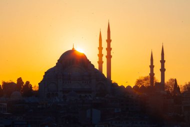 Günbatımı İstanbul, Türkiye 'de Süleyman Camii (Osmanlı İmparatorluğu Camii) ile birlikte. İstanbul 'daki Galata Köprüsü' nden görüntü.