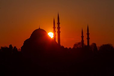 Günbatımı İstanbul, Türkiye 'de Süleyman Camii (Osmanlı İmparatorluğu Camii) ile birlikte. İstanbul 'daki Galata Köprüsü' nden görüntü.