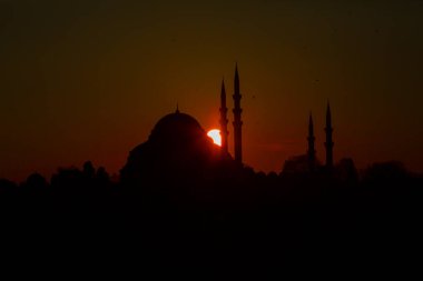 Günbatımı İstanbul, Türkiye 'de Süleyman Camii (Osmanlı İmparatorluğu Camii) ile birlikte. İstanbul 'daki Galata Köprüsü' nden görüntü.