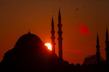 Günbatımı İstanbul, Türkiye 'de Süleyman Camii (Osmanlı İmparatorluğu Camii) ile birlikte. İstanbul 'daki Galata Köprüsü' nden görüntü.