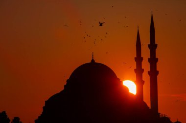 Günbatımı İstanbul, Türkiye 'de Süleyman Camii (Osmanlı İmparatorluğu Camii) ile birlikte. İstanbul 'daki Galata Köprüsü' nden görüntü.