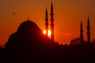 Günbatımı İstanbul, Türkiye 'de Süleyman Camii (Osmanlı İmparatorluğu Camii) ile birlikte. İstanbul 'daki Galata Köprüsü' nden görüntü.