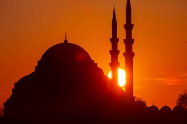 Günbatımı İstanbul, Türkiye 'de Süleyman Camii (Osmanlı İmparatorluğu Camii) ile birlikte. İstanbul 'daki Galata Köprüsü' nden görüntü.