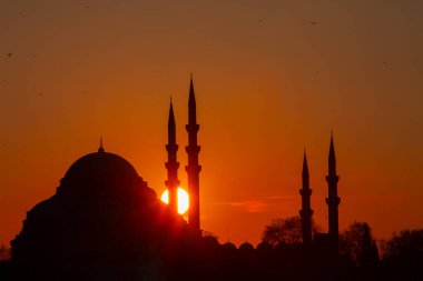 Günbatımı İstanbul, Türkiye 'de Süleyman Camii (Osmanlı İmparatorluğu Camii) ile birlikte. İstanbul 'daki Galata Köprüsü' nden görüntü.