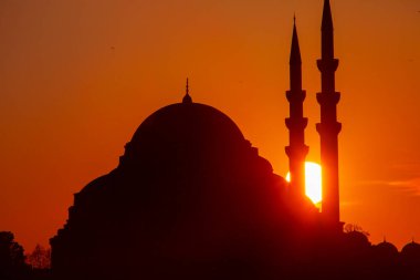 Günbatımı İstanbul, Türkiye 'de Süleyman Camii (Osmanlı İmparatorluğu Camii) ile birlikte. İstanbul 'daki Galata Köprüsü' nden görüntü.