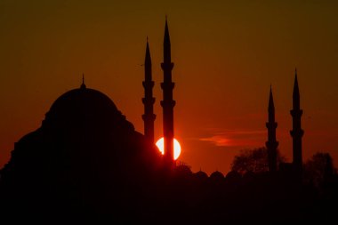 Günbatımı İstanbul, Türkiye 'de Süleyman Camii (Osmanlı İmparatorluğu Camii) ile birlikte. İstanbul 'daki Galata Köprüsü' nden görüntü.