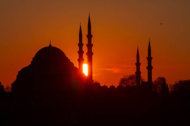 Günbatımı İstanbul, Türkiye 'de Süleyman Camii (Osmanlı İmparatorluğu Camii) ile birlikte. İstanbul 'daki Galata Köprüsü' nden görüntü.