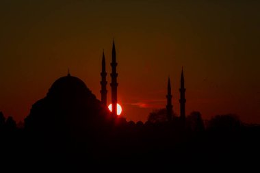Günbatımı İstanbul, Türkiye 'de Süleyman Camii (Osmanlı İmparatorluğu Camii) ile birlikte. İstanbul 'daki Galata Köprüsü' nden görüntü.