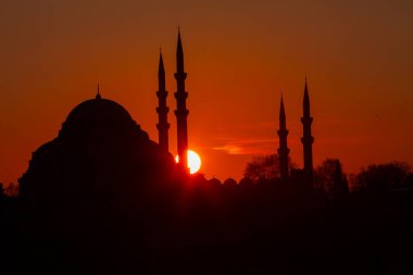 Günbatımı İstanbul, Türkiye 'de Süleyman Camii (Osmanlı İmparatorluğu Camii) ile birlikte. İstanbul 'daki Galata Köprüsü' nden görüntü.