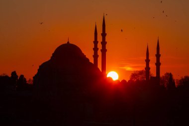 Günbatımı İstanbul, Türkiye 'de Süleyman Camii (Osmanlı İmparatorluğu Camii) ile birlikte. İstanbul 'daki Galata Köprüsü' nden görüntü.