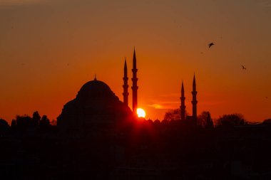 Günbatımı İstanbul, Türkiye 'de Süleyman Camii (Osmanlı İmparatorluğu Camii) ile birlikte. İstanbul 'daki Galata Köprüsü' nden görüntü.