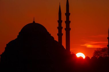 Günbatımı İstanbul, Türkiye 'de Süleyman Camii (Osmanlı İmparatorluğu Camii) ile birlikte. İstanbul 'daki Galata Köprüsü' nden görüntü.