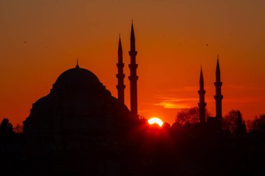 Günbatımı İstanbul, Türkiye 'de Süleyman Camii (Osmanlı İmparatorluğu Camii) ile birlikte. İstanbul 'daki Galata Köprüsü' nden görüntü.