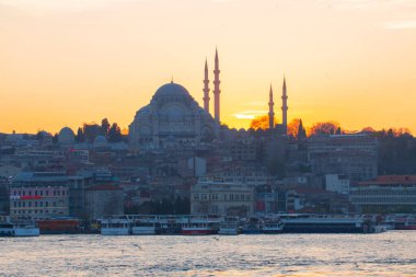 Günbatımı İstanbul, Türkiye 'de Süleyman Camii (Osmanlı İmparatorluğu Camii) ile birlikte. İstanbul 'daki Galata Köprüsü' nden görüntü.