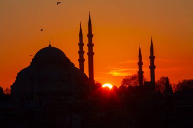 Günbatımı İstanbul, Türkiye 'de Süleyman Camii (Osmanlı İmparatorluğu Camii) ile birlikte. İstanbul 'daki Galata Köprüsü' nden görüntü.