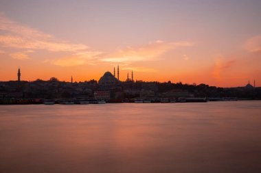 Günbatımı İstanbul, Türkiye 'de Süleyman Camii (Osmanlı İmparatorluğu Camii) ile birlikte. İstanbul 'daki Galata Köprüsü' nden görüntü.