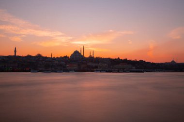 Günbatımı İstanbul, Türkiye 'de Süleyman Camii (Osmanlı İmparatorluğu Camii) ile birlikte. İstanbul 'daki Galata Köprüsü' nden görüntü.
