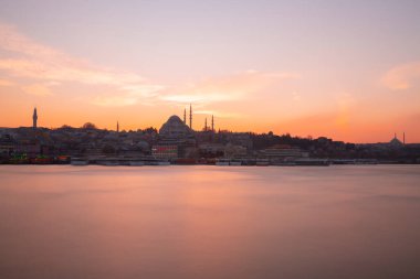 Günbatımı İstanbul, Türkiye 'de Süleyman Camii (Osmanlı İmparatorluğu Camii) ile birlikte. İstanbul 'daki Galata Köprüsü' nden görüntü.