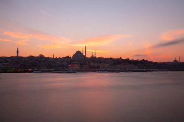 Günbatımı İstanbul, Türkiye 'de Süleyman Camii (Osmanlı İmparatorluğu Camii) ile birlikte. İstanbul 'daki Galata Köprüsü' nden görüntü.