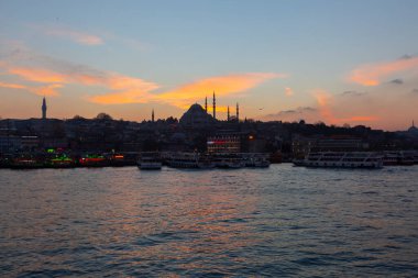 Günbatımı İstanbul, Türkiye 'de Süleyman Camii (Osmanlı İmparatorluğu Camii) ile birlikte. İstanbul 'daki Galata Köprüsü' nden görüntü.