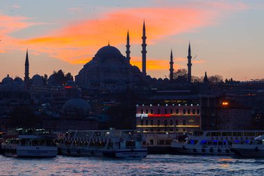 Günbatımı İstanbul, Türkiye 'de Süleyman Camii (Osmanlı İmparatorluğu Camii) ile birlikte. İstanbul 'daki Galata Köprüsü' nden görüntü.