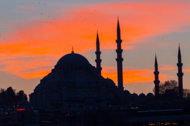 Günbatımı İstanbul, Türkiye 'de Süleyman Camii (Osmanlı İmparatorluğu Camii) ile birlikte. İstanbul 'daki Galata Köprüsü' nden görüntü.