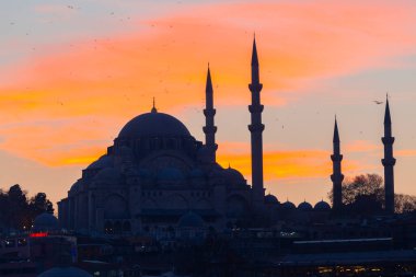 Günbatımı İstanbul, Türkiye 'de Süleyman Camii (Osmanlı İmparatorluğu Camii) ile birlikte. İstanbul 'daki Galata Köprüsü' nden görüntü.