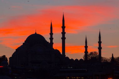 Günbatımı İstanbul, Türkiye 'de Süleyman Camii (Osmanlı İmparatorluğu Camii) ile birlikte. İstanbul 'daki Galata Köprüsü' nden görüntü.